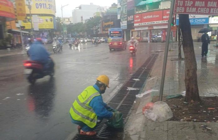 Các rãnh thoát nước mặt đường Lê Duẩn vừa hoàn thành xây dựng nhằm tăng khả năng thoát nước. Ảnh: Nguyễn Tú.