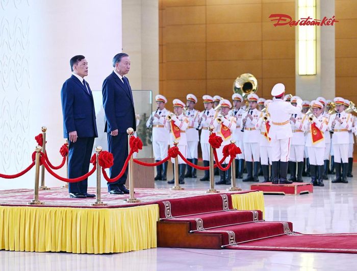 Tổng Bí thư, Chủ tịch nước Tô Lâm và Nhà vua Thái Lan Maha Vajiralongkorn Phra Vajiraklaochaoyuhua thực hiện nghi lễ chào cờ. Ảnh: Quang Vinh