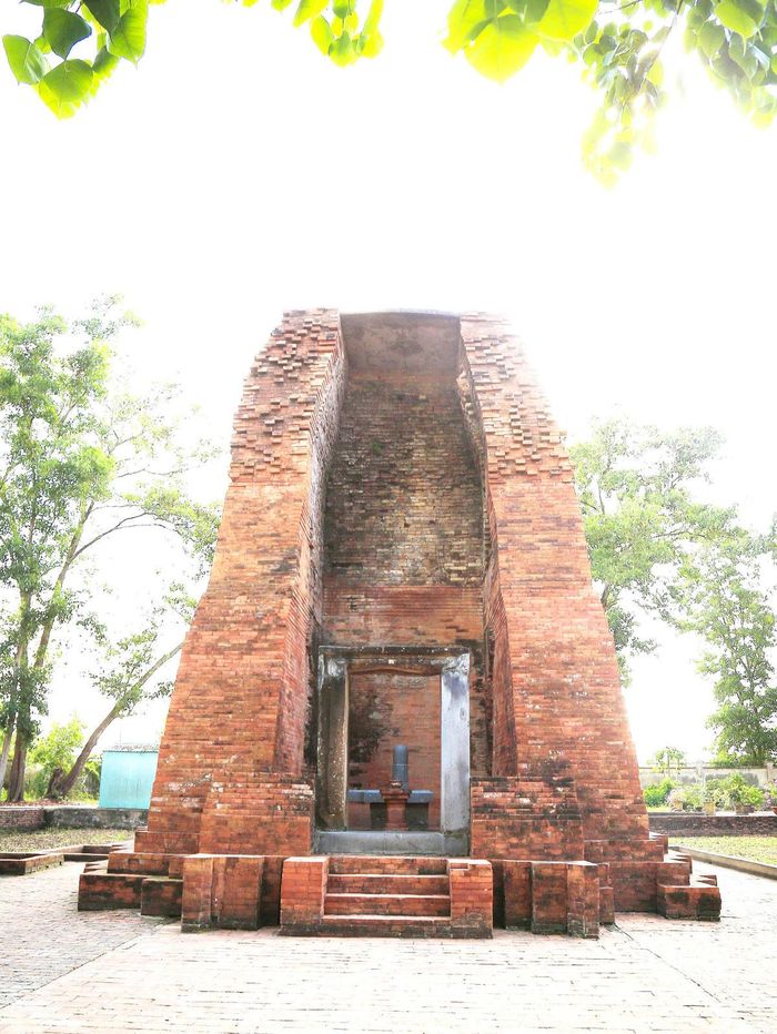 Nhìn vào từ cửa chính là bộ Linga - Yoni tượng trưng cho âm dương hòa hợp được phục chế lại. Bộ Linga - Yoni nguyên gốc đang được gìn giữ tại bảo tàng.