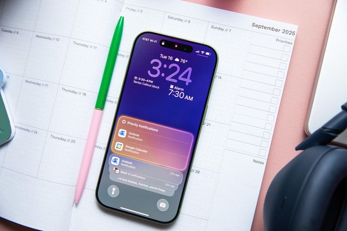Tính năng thông báo ưu tiên tích hợp AI trên iPhone. Ảnh: The Verge.