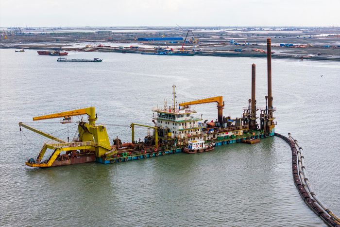  Đê kè chống sóng dài hơn 50 km đang được thi công nhằm đảm bảo an toàn cho dự án. 