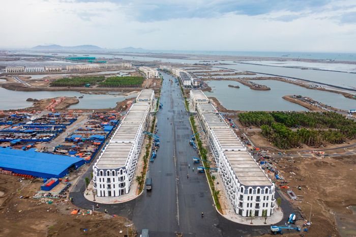  Theo quy hoạch, Khu đô thị du lịch lấn biển Cần Giờ được chia thành 4 phân khu chính. Dự án có phạm vi lấn biển khoảng 1.357 ha, diện tích khu vực san nền khoảng 906 ha, với cao độ trên 2,9 m so với cao độ Hòn Dấu. 