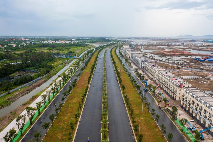  Cùng với quá trình hoàn thiện công trình, cảnh quan xung quanh cũng đang được triển khai, tạo nên diện mạo mới cho khu vực. Trong ảnh là Đại lộ Thời Đại dài khoảng 12 km, rộng tới 120 m, được quy hoạch là trục giao thông chính của dự án. 
