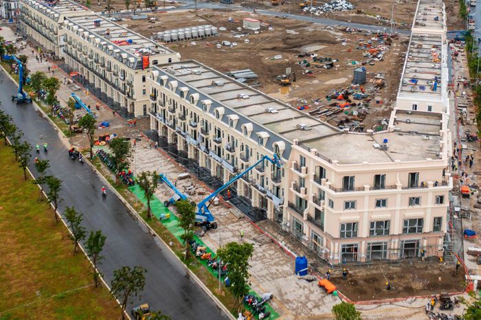  Sau hơn 1 năm khởi công, các dãy nhà phố liền kề đang dần xuất hiện rõ nét tại khu vực công trường, đang được nhà thầu hoàn thiện nội, ngoại thất. 