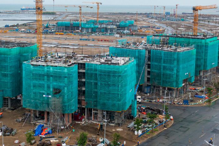  Trên công trường, máy móc và công nhân chia hàng trăm mũi thi công, hoạt động tại nhiều vị trí. 