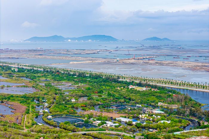  Theo định hướng quy hoạch, Khu đô thị du lịch lấn biển Cần Giờ được phát triển theo định hướng ESG, hướng tới không gian xanh và sinh thái. Dự án được định hướng sử dụng năng lượng tái tạo từ điện gió ngoài khơi, phát triển giao thông xanh và hệ thống metro kết nối đi trên cao. 