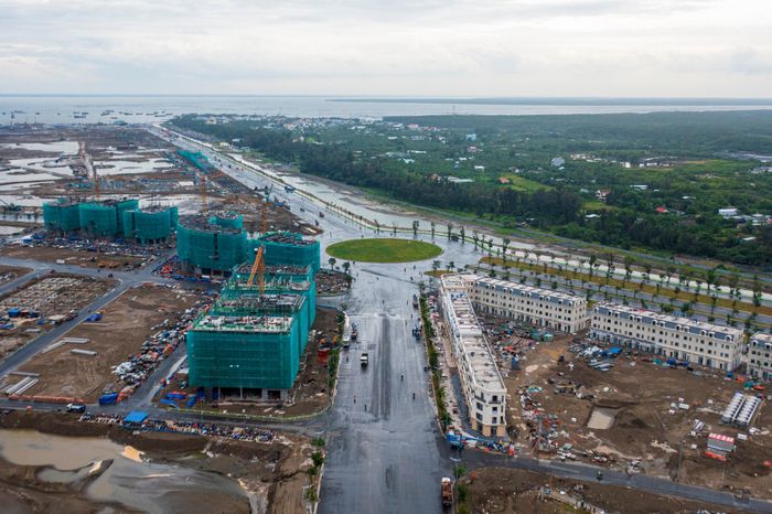  Theo khảo sát trên các sàn giao dịch, các căn nhà phố liền kề tại đây có giá dao động từ 12,9 tỷ đồng/căn, shophouse giá khoảng 15-20 tỷ đồng. Các căn biệt thự song lập từ 25 tỷ đồng/căn và biệt thự đơn lập từ 40 tỷ đồng trở lên tùy vào loại hình, diện tích và vị trí. 