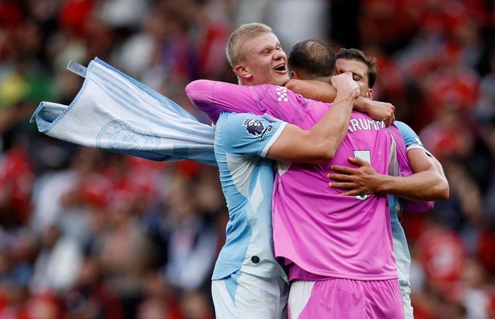  Man City thắng ngay tại Old Trafford dù phải chơi thiếu người từ phút 23 sau thẻ đỏ của Phil Foden. 