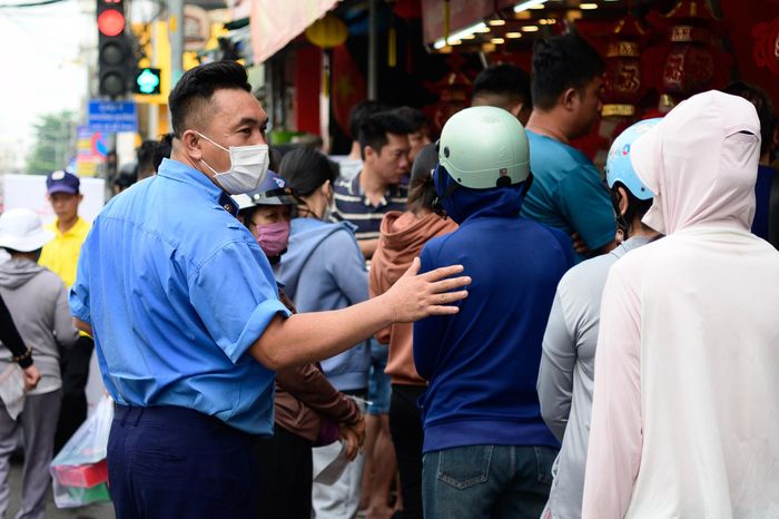  Mọi năm, tiệm mở cửa từ 8h, nhưng năm nay thời gian bán được đẩy lên sớm hơn 15 phút để phục vụ lượng khách đông. Bên cạnh nhân viên bán bánh, nhiều bảo vệ cũng được huy động để trông giữ xe, hướng dẫn khách và điều phối giao thông, đảm bảo các phương tiện khác vẫn có thể lưu thông qua tuyến đường. 