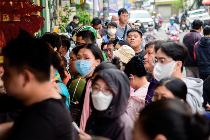  Tuy nhiên, xếp hàng chờ hàng tiếng, khách hàng cũng chưa chắc mua được loại bánh Trung thu này. Lượng người mua đông, trong khi tiệm chia bánh thành nhiều đợt bán, có người đến từ sớm nhưng vẫn phải ra về tay không khi loại bánh muốn mua đã hết.