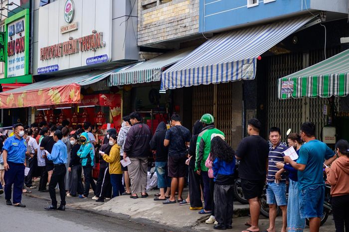 Sau vài giờ mở bán, lượng bánh trong các tủ kính dần vơi đi. Gần 10h, tiệm dán thông báo hết bánh và hẹn khách quay lại vào 17h. Tình trạng này diễn ra hàng ngày, nhưng nhiều khách vẫn kiên nhẫn quay lại. Anh Phong cho biết sau khi hoàn tất phần lớn các đơn đặt trước, tiệm sẽ tăng sản lượng bánh để phục vụ khách mua lẻ và nới giới hạn số lượng bánh mỗi khách được mua như hiện nay.
