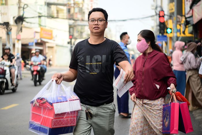  Minh Việt (ngụ phường An Đông) cho biết thời gian chờ mua bánh năm nay “dễ thở” hơn, chỉ khoảng 30-45 phút, trong khi những năm trước anh thường phải đến sớm 1-2 tiếng để xếp hàng. Dù phải chờ đợi, anh vẫn duy trì thói quen mua bánh tại đây mỗi mùa Trung thu. “Nếu bánh không ngon làm sao năm nào cũng có người xếp hàng dài như vậy?”, anh nói. 