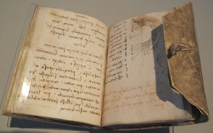 Codex Leicester không phải một cuốn sách theo nghĩa thông thường. Tác phẩm gồm 72 trang ghi chép và hình vẽ của Leonardo da Vinci, tập trung vào những quan sát khoa học của ông. Theo Forbes, đây là bản thảo Leonardo da Vinci duy nhất vẫn còn thuộc sở hữu tư nhân. Tạp chí này cho biết Gates mua tác phẩm từ cuộc đấu giá năm 1994 với giá 30,8 triệu USD. Bản thảo sau đó trở thành một phần trong thư viện riêng của Gates. Ảnh: Bill Gates/YouTube.