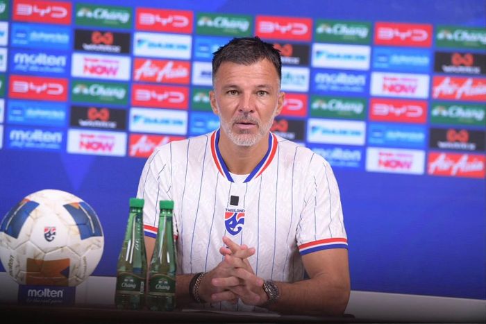Anthony Hudson đang ưu tiên cấu trúc đội hình hướng tới Asian Cup 2027, nhưng những lựa chọn của ông tạo ra nhiều tranh luận tại Thái Lan.