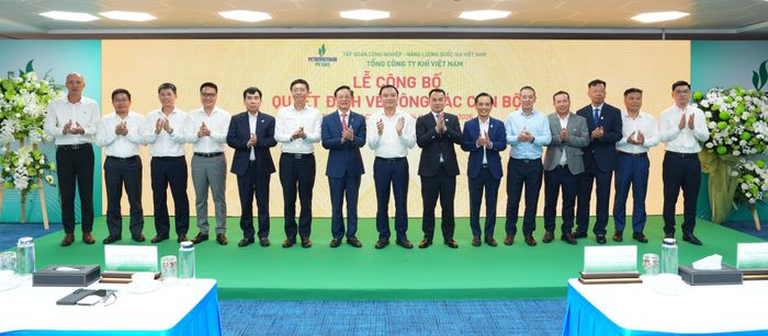  Các lãnh đạo Petrovietnam và PV GAS chụp ảnh lưu niệm tại buổi lễ. 