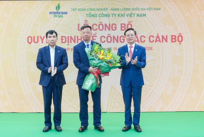 Phó tổng giám đốc Petrovietnam Lê Xuân Huyên và Chủ tịch HĐQT PV GAS Bùi Minh Tiến tặng hoa chúc mừng Thành viên HĐQT PV GAS Nguyễn Tuấn Anh. 