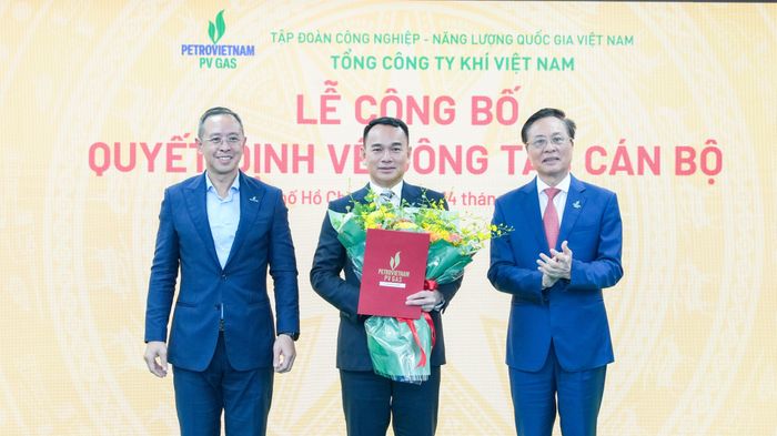  Thành viên HĐTV Petrovietnam Trần Bình Minh và Chủ tịch HĐQT PV GAS Bùi Minh Tiến tặng hoa chúc mừng tân Tổng giám đốc PV GAS Dương Trí Hội. 