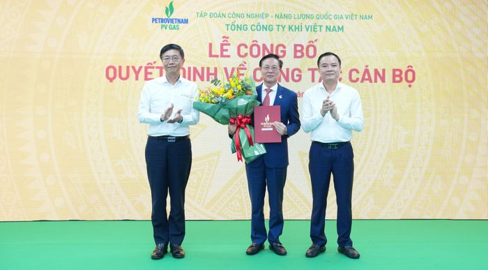  Ông Lê Ngọc Sơn - Bí thư Đảng ủy, Chủ tịch HĐTV Petrovietnam và ông Trần Quang Dũng - Phó Bí thư Đảng ủy Petrovietnam tặng hoa chúc mừng tân Chủ tịch HĐQT PV GAS. 