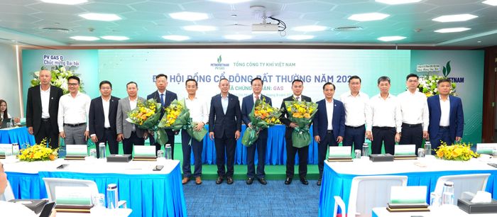  Thành viên HĐTV Petrovietnam Trần Bình Minh tặng hoa chúc mừng thành công của đại hội. 