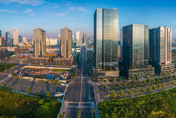  Nhà cao tầng với việc xây dựng thưa thoáng sẽ làm giảm mật độ xây dựng. Ảnh: Hoài Bảo. 