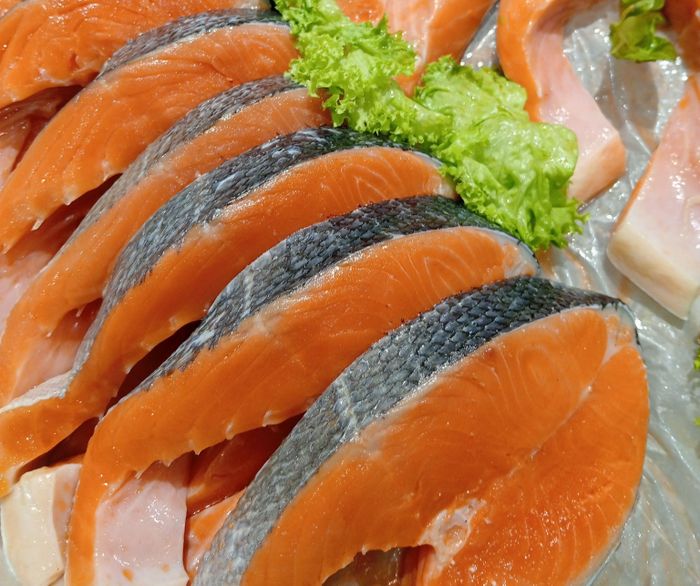  Cá hồi giàu omega-3, đặc biệt EPA và DHA, đồng thời cung cấp protein, vitamin D, vitamin B12 và selen. Ảnh: Pexels.