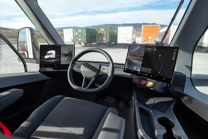 Cấu hình Tesla Semi dành cho châu Âu có thể đạt phạm vi hoạt động lên tới 550 km khi tổng trọng lượng tổ hợp xe và hàng hóa đạt 40 tấn. Mức tiêu thụ năng lượng được công bố vào khoảng 1 kWh/km.