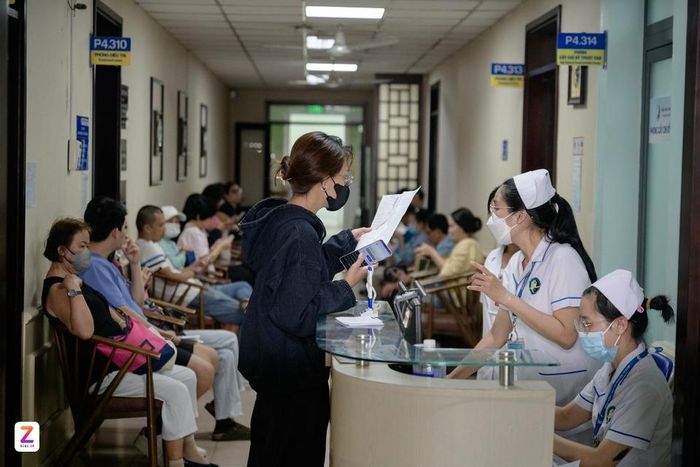  Bệnh viện Y học cổ truyền TP.HCM tiếp nhận nhiều trường hợp đến khám với các than phiền về cảm giác sợ lạnh sau khi dính mưa. Ảnh: Hoài Bảo. 