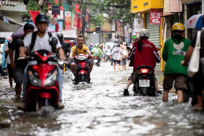  Khoảng 9h15, đoạn đường trên phố Triều Khúc cũng xuất hiện tình trạng ngập, nước cao khoảng 20 cm. Lượng phương tiện lưu thông không quá đông, tuy nhiên do mặt đường ngập nước, các phương tiện phải di chuyển chậm, khiến giao thông ùn ứ cục bộ tại một số thời điểm. 