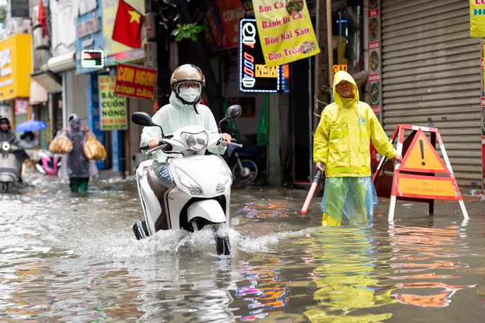  Đoạn đường ngập được nhân viên công ty thoát nước dựng biển cảnh báo để người lưu thông cẩn trọng. 