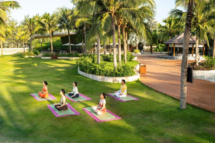  Khách lưu trú tham gia lớp yoga tại khu nghỉ dưỡng ở Hồ Tràm (TP.HCM). Ảnh: ĐVCC. 