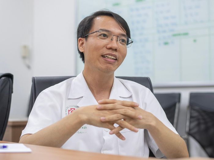  Trung tá, TS.BS Trương Quý Kiên, Phó Chủ nhiệm Khoa Nội Thận và Lọc máu, Bệnh viện Trung ương Quân đội 108. Ảnh: Việt Linh. 