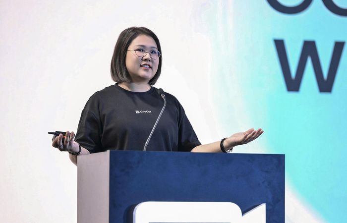  Xiaoqi Fu, Giám đốc Toàn cầu CapCut, chia sẻ về hoạt động sáng tạo template tại CapCut World Singapore. 