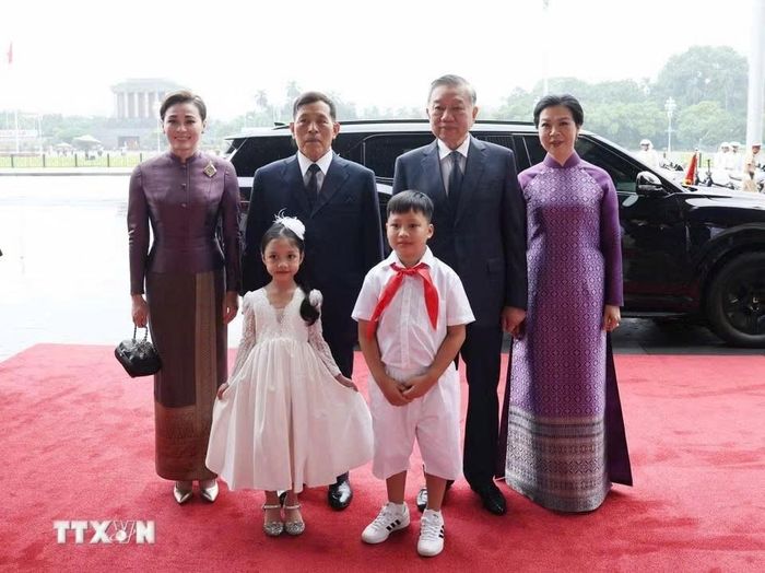 Khi đoàn xe chở Nhà vua Thái Lan và Hoàng hậu tiến vào Nhà Quốc hội, Tổng Bí thư, Chủ tịch nước Tô Lâm và Phu nhân cùng các em thiếu nhi Thủ đô có mặt tại thảm đỏ, nồng nhiệt chào đón Nhà vua và Hoàng hậu. Ảnh: TTXVN
