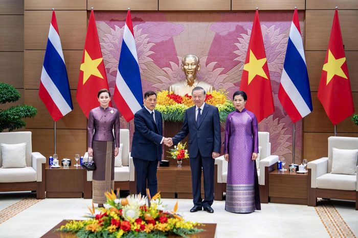 Tổng Bí thư, Chủ tịch nước Tô Lâm và Phu nhân Ngô Phương Ly chụp ảnh cùng Nhà vua Vương quốc Thái Lan Maha Vajiralongkorn Phra Vajiraklaochaoyuhua và Hoàng hậu trong cuộc hội đàm.