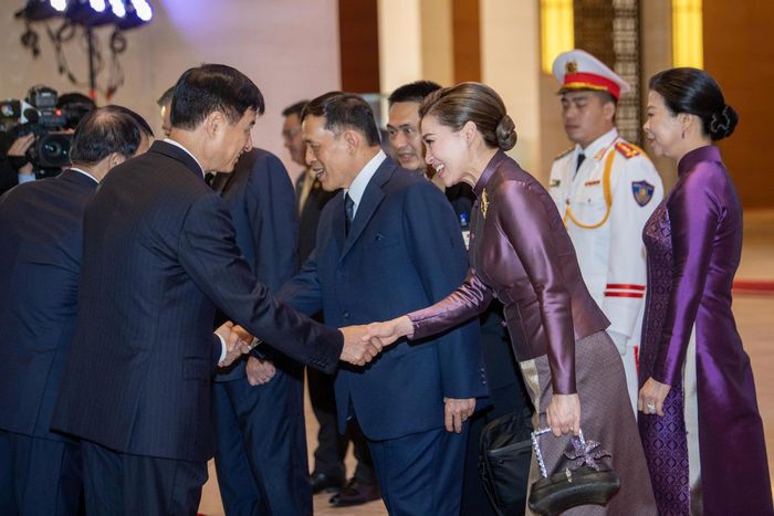 Tổng Bí thư, Chủ tịch nước Tô Lâm và Nhà vua Thái Lan sau đó lần lượt giới thiệu thành phần đoàn cấp cao hai nước tham dự Lễ đón. Tham dự Lễ đón về phía Việt Nam có các Ủy viên Bộ Chính trị: Nguyễn Duy Ngọc, Bí thư Trung ương Đảng, Trưởng Ban Tổ chức Trung ương; Đại tướng Lương Tam Quang, Bộ trưởng Bộ Công an; Lê Hoài Trung, Bộ trưởng Bộ Ngoại giao. Các đại sứ, đại biện các nước ASEAN tại Việt Nam cũng tham dự Lễ đón.