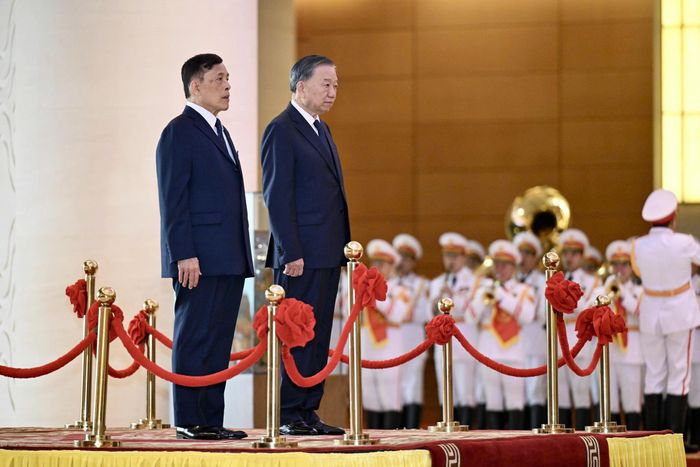 Tổng Bí thư, Chủ tịch nước Tô Lâm và Nhà vua Thái Lan Maha Vajiralongkorn Phra Vajiraklaochaoyuhua trên bục danh dự, thực hiện nghi lễ chào cờ. Quân nhạc lần lượt cử quốc thiều Thái Lan và Việt Nam.