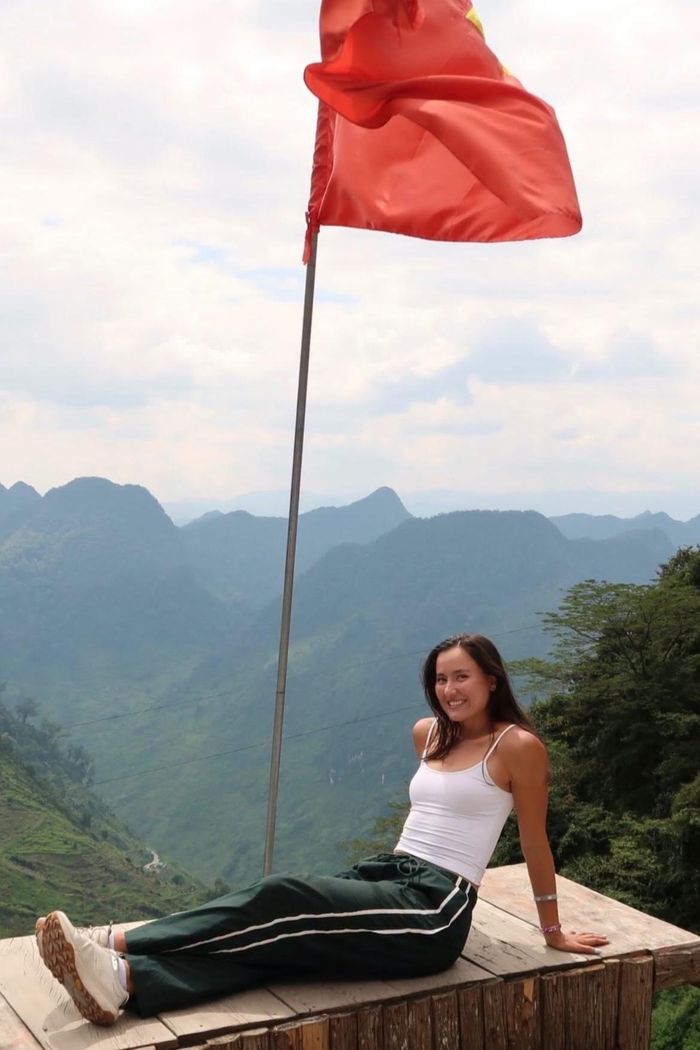 Anna Bright check-in tại một số điểm có cảnh đẹp trên cung đường Hà Giang.