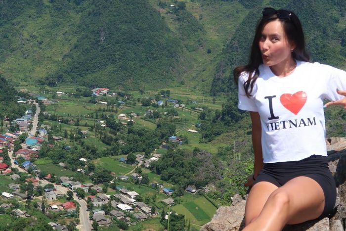 Anna Bright mặc áo "tôi yêu Việt Nam", check-in Hà Giang.