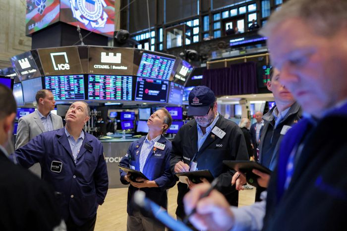Lợi suất trái phiếu tăng cũng sẽ gây sức ép lên thị trường chứng khoán. Ảnh: Reuters.