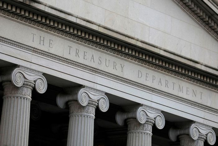 Lợi suất trái phiếu Mỹ 10 năm chạm 5%, mức cao nhất trong gần 3 năm. Ảnh: Reuters.