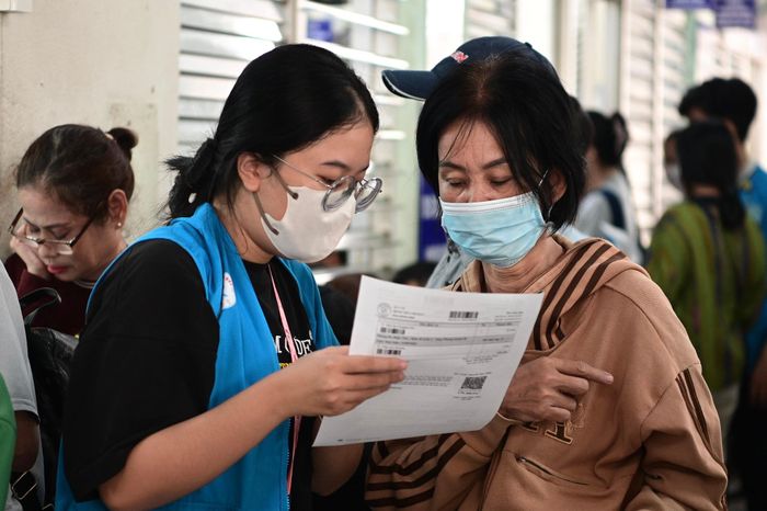  Tại các điểm đón tiếp, đội ngũ nhân viên luôn túc trực để điều phối và chỉ dẫn lộ trình thăm khám cho người bệnh. Những bệnh nhân lớn tuổi hay lần đầu tới viện được đồng hành từng bước, giúp quy trình khám chữa bệnh diễn ra thuận lợi, chính xác. 