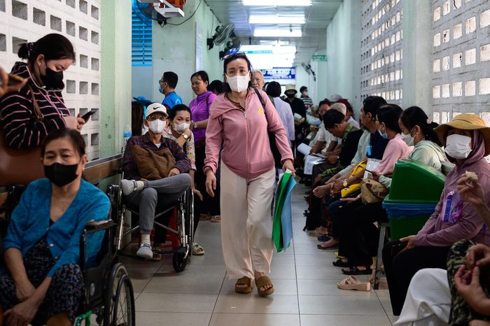  Sau khi khám, nhiều bệnh nhân tiếp tục di chuyển xuống khu vực cận lâm sàng để xét nghiệm máu, thăm dò chức năng hoặc thực hiện chẩn đoán hình ảnh. Theo bệnh viện, nhiều trường hợp có thể hoàn tất các kết quả trong chưa đầy 3 giờ. Khi kết quả cận lâm sàng được cập nhật, bệnh nhân quay lại phòng khám để bác sĩ đánh giá và hướng dẫn điều trị. 