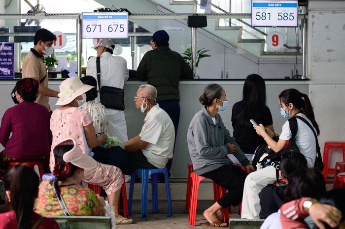  Đằng sau lời "xin lỗi" của Bệnh viện là sự chuẩn bị chủ động và kỹ lưỡng, từ việc huy động thêm bác sĩ chuyên khoa hỗ trợ các phòng khám, đến ứng dụng công nghệ để để liên thông dữ liệu, rút ngắn quy trình. Tất cả nhằm đảm bảo người bệnh dù đông vẫn được chăm sóc chu đáo và an toàn. Khoảng 150 bác sĩ được huy động tham gia khám tại các khu vực, trong đó có bác sĩ từ các chuyên khoa xuống hỗ trợ. Với hơn 10.000 lượt bệnh nhân, trung bình mỗi bác sĩ tiếp khoảng 65-80 người trong ngày, vẫn có khoảng 5-6 phút cho mỗi lượt khám. 