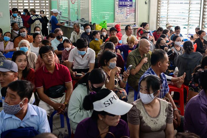  Lượng bệnh nhân tăng cao khiến một số khu vực trong bệnh viện trở nên chật chội, đặc biệt tại hành lang. Đây cũng là lý do lãnh đạo bệnh viện gửi lời xin lỗi đến bệnh nhân. Bác sĩ chuyên khoa II Lê Trung Nhân, Trưởng khoa Khám bệnh, cho rằng cơ sở hạ tầng hiện chưa đáp ứng được lượng người đến khám rất lớn. 