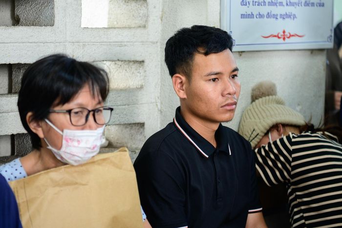  Người đàn ông 30 tuổi, từ Lâm Đồng đưa người nhà đến Bệnh viện Chợ Rẫy khám u tuyến yên. Gia đình anh có mặt tại bệnh viện từ đêm hôm trước để lấy số và chờ đến sáng để được khám. Dù khá mệt mỏi sau nhiều giờ chờ đợi, anh vẫn hy vọng người nhà sớm có kết quả để được điều trị phù hợp. 