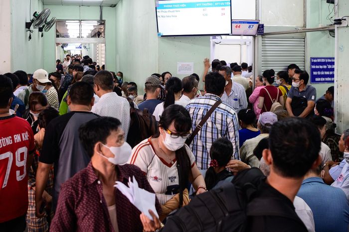  Khu vực tiếp nhận bệnh nhân đông nhưng xếp hàng đúng lượt, không còn cảnh chen chúc. Hơn 70% bệnh nhân hiện đăng ký khám qua ứng dụng. Tại quầy tiếp nhận, chỉ còn hơn 20% bệnh nhân thực hiện thủ tục trực tiếp trước khi lên phòng khám, giúp giảm áp lực ở đây.