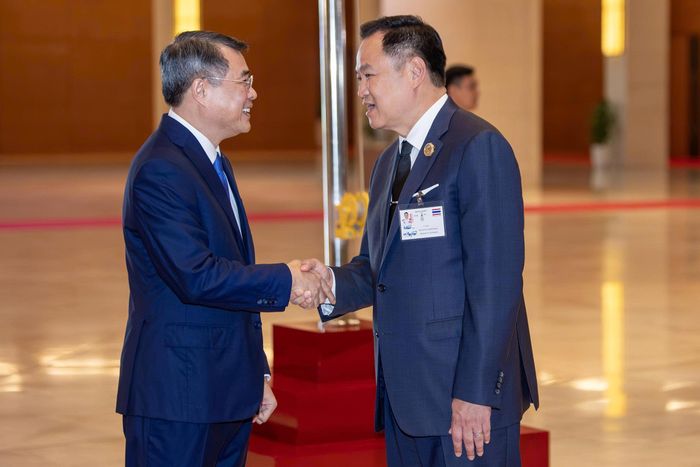  Thủ tướng Chính phủ Lê Minh Hưng bắt tay Thủ tướng Thái Lan Anutin Charnvirakul. Trong chuyến thăm cấp Nhà nước tới Việt Nam đầu tiên của Nhà vua Maha Vajiralongkorn Phra Vajiraklaochaoyuhua và Hoàng hậu, Thủ tướng Anutin trong đoàn tháp tùng cùng với Đại sứ Thái Lan tại Việt Nam Urawadee Sriphiromya; Tổng thư ký Văn phòng Hoàng gia, Thư ký của Nhà vua, Tướng Không quân Satitpong Sukvimol; Phó tổng thư ký Hoàng gia, Trung tá Somchai Kanjanamanee; Sĩ quan tùy tùng của Nhà vua, Đô đốc Weerasak Oggungwan; Sĩ quan tùy tùng của Nhà vua, Tướng Không quân Chettha Muernkaew. 