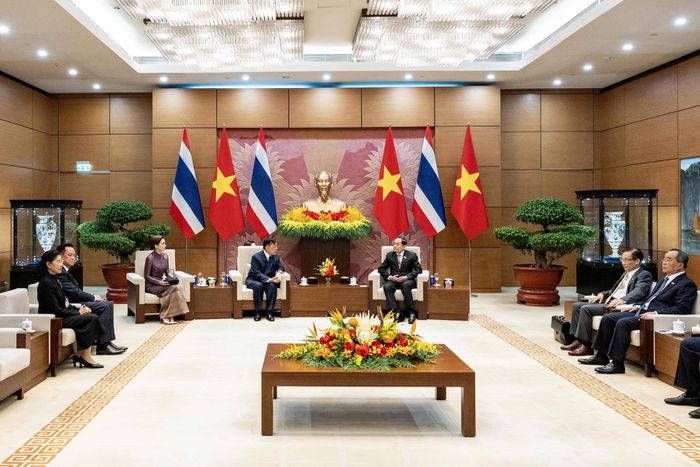  Không chỉ kinh tế, hợp tác quốc phòng - an ninh giữa hai nước ngày càng đi vào chiều sâu, trong khi du lịch và giao lưu nhân dân tiếp tục là những điểm sáng, góp phần mở rộng quan hệ Việt Nam - Thái Lan. 