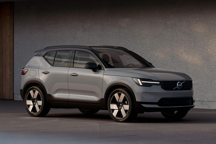 Volvo XC40 vẫn có 2 cấu hình B3 MHEV và B4 MHEV. Với cấu hình B3 MHEV, xe sử dụng động cơ 3 xy-lanh turbo 1.5L, sản sinh hiệu suất đối đa 163 mã lực/265 Nm.