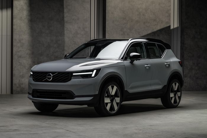 Ra mắt vào tháng 9/2017, Volvo XC40 là mẫu crossover SUV nhỏ nhất của thương hiệu tại thời điểm bấy giờ. Tuy nhiên sau gần 10 năm có mặt trên thị trường, hãng xe Thụy Điển vẫn chưa ra mắt thế hệ mới cho XC40.